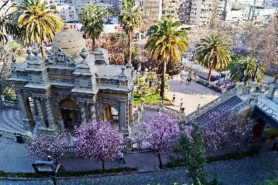 Fuente Alemana con árboles en flor — aprox. 1880–1930 | Chile de Ayer