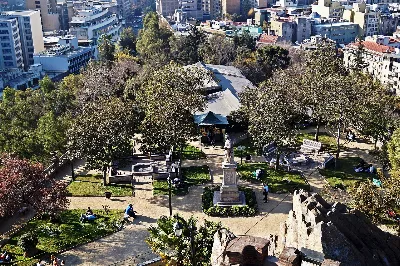 Vista aérea de la Plaza Neptuno y jardines del Cerro Santa Lucía, Santiago — aprox. 1880–1930 | Chile de Ayer
