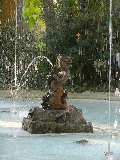 Fuente del Niño con Delfines en los jardines del Cerro Santa Lucía, Santiago — aprox. 1880–1930 | Chile de Ayer