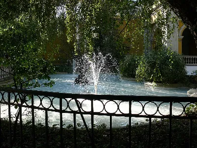 Estanque con fuente en jardín histórico — aprox. 1880–1930 | Chile de Ayer