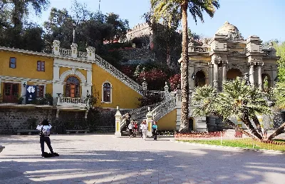 Cerro Santa Lucía, vista de plaza con edificio amarillo neoclásico — aprox. 1880–1930 | Chile de Ayer