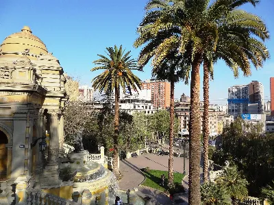 Terraza superior del Cerro Santa Lucía con palmeras y vista al centro de Santiago — aprox. 1880–1930 | Chile de Ayer