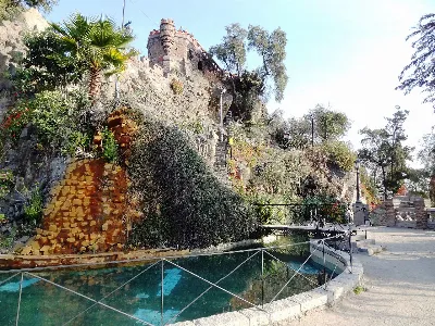Piscina decorativa y roqueríos en la base del Cerro Santa Lucía, Santiago — aprox. 1880–1930 | Chile de Ayer