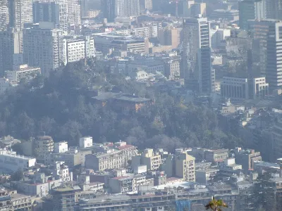 Vista lejana del Cerro Santa Lucía rodeado por los edificios del centro de Santiago — aprox. 1880–1930 | Chile de Ayer