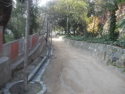 Sendero arbolado del Cerro Santa Lucía con muros laterales — aprox. 1880–1930 | Chile de Ayer