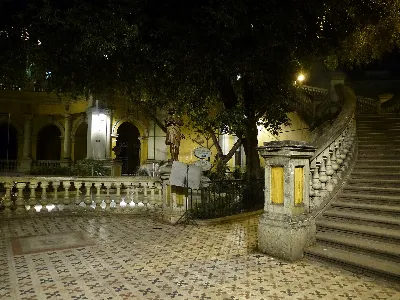 Cerro Santa Lucía: plaza nocturna con estatua y escalinata — aprox. 1880–1930 | Chile de Ayer