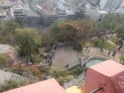 Cerro Santa Lucía, plaza de juegos y vegetación desde altura — aprox. 1880–1930 | Chile de Ayer