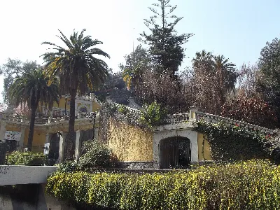 Castillo Hidalgo y palmeras en la ladera del Cerro Santa Lucía, Santiago — aprox. 1880–1930 | Chile de Ayer