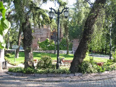 Plaza interior con farol central del Cerro Santa Lucía, Santiago — aprox. 1880–1930 | Chile de Ayer