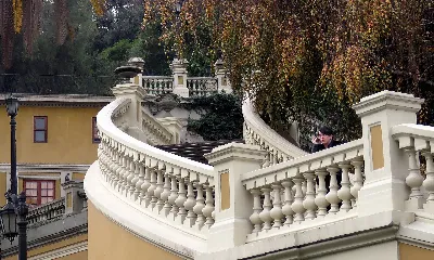 Escalinata neoclásica con balaustrada en Cerro Santa Lucía — aprox. 1880–1930 | Chile de Ayer