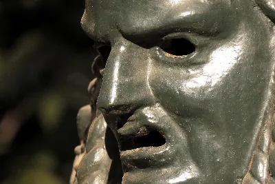 Escultura de bronce, detalle de rostro en Cerro Santa Lucía — aprox. 1880–1930 | Chile de Ayer