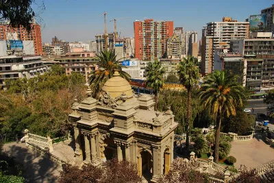 Capilla del Cerro Santa Lucía con edificios de Santiago — aprox. 1880–1930 | Chile de Ayer