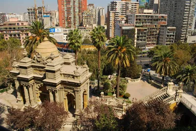 Vista aérea del Pabellón Neoclásico del Cerro Santa Lucía con palmeras y edificios de Santiago — aprox. 1880–1930 | Chile de Ayer