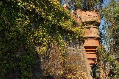 Torre del Castillo Hidalgo cubierta de enredaderas en el Cerro Santa Lucía — aprox. 1880–1930 | Chile de Ayer