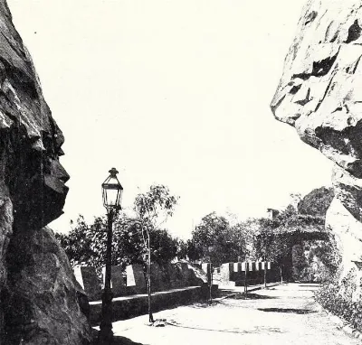 Portales de piedra en la entrada del Cerro Santa Lucía — aprox. 1904–1930 | Chile de Ayer