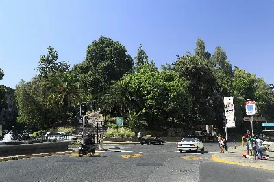 Lado norte del Cerro Santa Lucía desde calle José Miguel de la Barra — aprox. 1880–1930 | Chile de Ayer