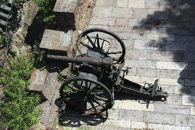 Cañón antiguo en el Cerro Santa Lucía — aprox. 1880–1930 | Chile de Ayer