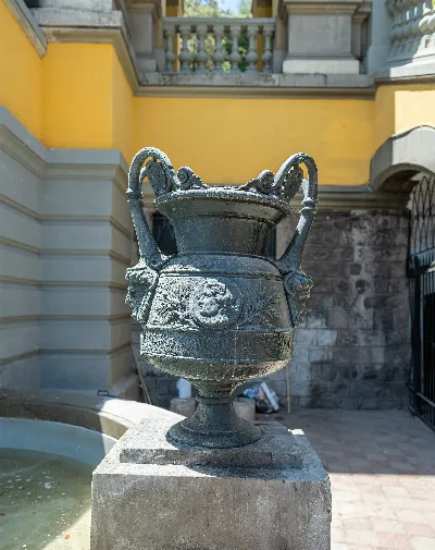 Jarrón ornamental oscuro, Cerro Santa Lucía — aprox. 1880–1930 | Chile de Ayer