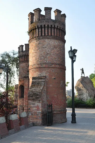 Torre con almenas del Cerro Santa Lucía y estatua — aprox. 1880–1930 | Chile de Ayer