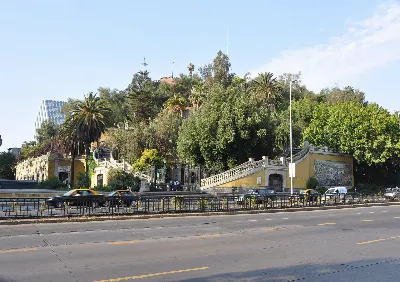 Cerro Santa Lucía desde la Alameda con circulación vehicular — aprox. 1880–1930 | Chile de Ayer