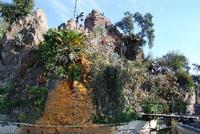 Cerro Santa Lucía con castillo y vegetación nativa — aprox. 1880–1930 | Chile de Ayer