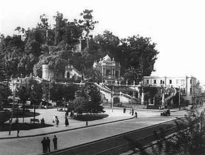 Cerro Santa Lucía con plaza y tranvía en primer plano — aprox. 1880–1930 | Chile de Ayer
