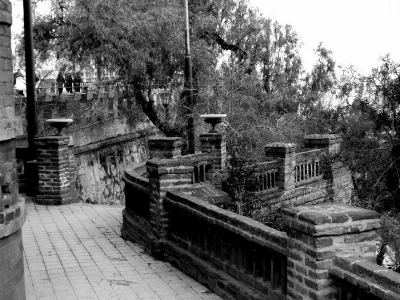 Muralla con balaustrada de ladrillo y terraza adoquinada en el Cerro Santa Lucía — aprox. 1880–1930 | Chile de Ayer