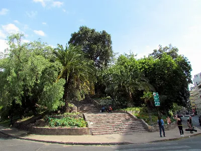Escalinata de acceso al Cerro Santa Lucía desde la Alameda con gran angular, Santiago — aprox. 1880–1930 | Chile de Ayer