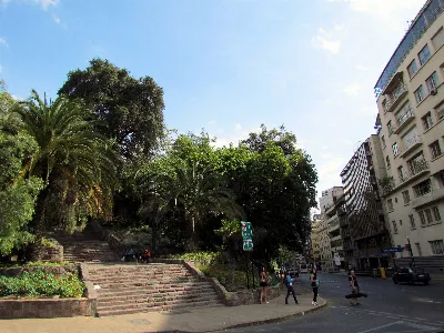 Cerro Santa Lucía, vista frontal con palmeras y escalinata — aprox. 1880–1930 | Chile de Ayer