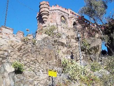 Torreón del Cerro Santa Lucía desde la Plaza Pedro de Valdivia en Santiago de Chile, Región Metropolitana, Chile. — aprox. 1880–1930 | Chile de Ayer