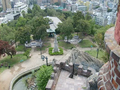 Vista Panorámica de la Plaza Pedro de Valdivia en el interior del cerro Santa Lucía. — aprox. 1880–1930 | Chile de Ayer