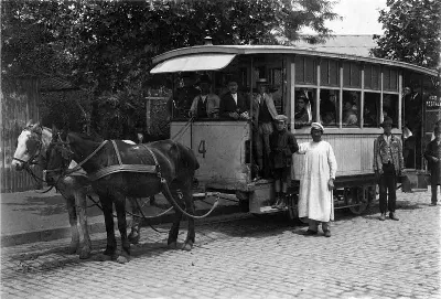 Tranvía de tracción animal en Plaza Italia, Santiago, 1920 — aprox. 1920 | Chile de Ayer