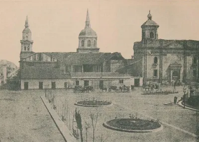 Plaza de Armas de Santiago en el Siglo XIX. Capilla del Sagrario y al fondo las torres de la iglesia de La Compañía. — aprox. 1850 | Chile de Ayer