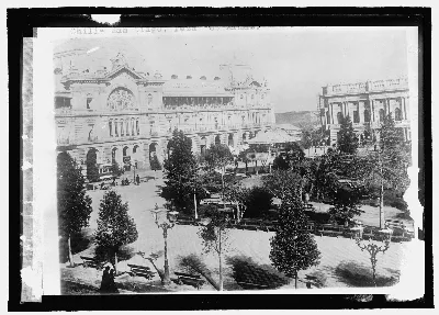 Plaza de Armas de Santiago en 1908, con el Grand Hotel de France y el kiosco de música — aprox. 1908 | Chile de Ayer