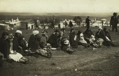 Familias mapuches en ronda sobre la pampa de Nueva Imperial, Araucanía — aprox. 1900 | Chile de Ayer