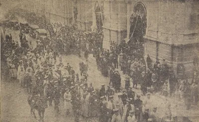 Frente al templo metropolitano, sacando los restos de las víctimas para el desfile fúnebre — aprox. 1927 | Chile de Ayer