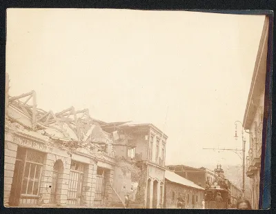 Calle comercial de Valparaíso con edificios colapsados y escombros — aprox. 1906 | Chile de Ayer
