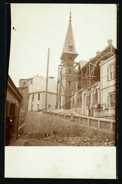 Iglesia de Valparaíso con escombros tras terremoto de 1906 — aprox. 1906 | Chile de Ayer
