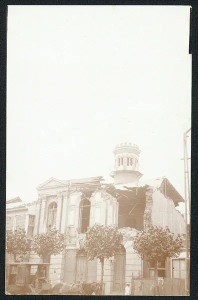 Torreón octogonal en pie sobre fachada neoclásica agrietada, Valparaíso 1906 — aprox. 1906 | Chile de Ayer