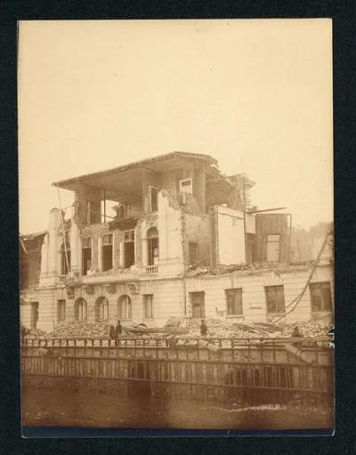 Palacio con fachada neoclásica destruida, vista frontal — aprox. 1906 | Chile de Ayer