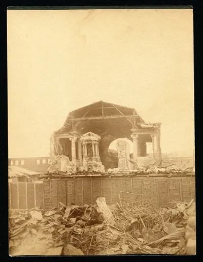 Mausoleo con columnas partidas entre escombros y planchas de zinc, Valparaíso 1906 — aprox. 1906 | Chile de Ayer