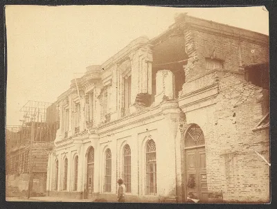 Edificio neoclásico con fachada agrietada y techo hundido tras el terremoto de Valparaíso de 1906 — aprox. 1906 | Chile de Ayer