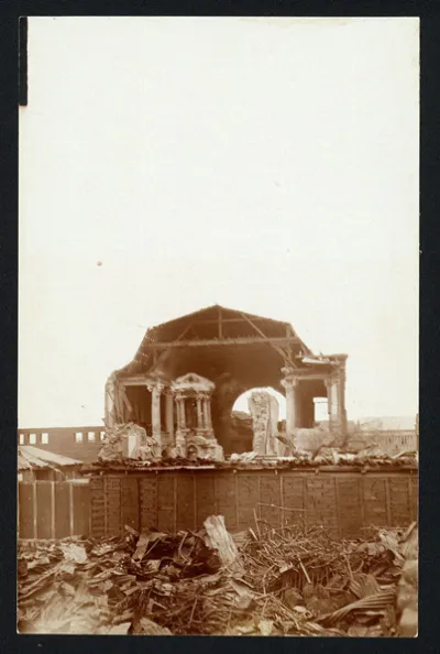 Ruinas de iglesia o palacio con columnas, posible catedral o edificio público — aprox. 1906 | Chile de Ayer