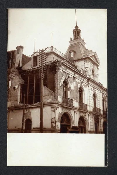Edificio con torre y cúpula dañado por el terremoto de Valparaíso de 1906, con andamios de refuerzo — aprox. 1906 | Chile de Ayer
