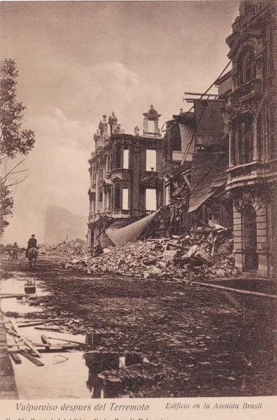 Edificio de la Avenida Brasil tras el terremoto de Valparaíso de 1906 — aprox. 1906 | Chile de Ayer