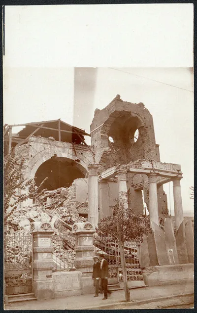 Columnas jónicas en pie junto al ábside abierto de una iglesia, Valparaíso 1906 — aprox. 1906 | Chile de Ayer