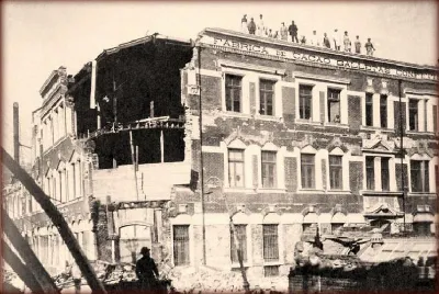 Fabrica Hucke luego del Terremoto del 16 de Agosto de 1906 en Valparaíso. — aprox. 1906 | Chile de Ayer