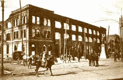 Exterior del Teatro de la Victoria tras el terremoto de 1906, Valparaíso — aprox. 1906 | Chile de Ayer