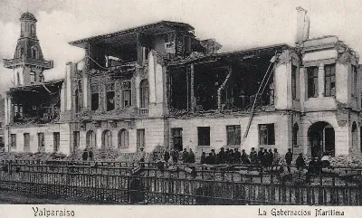 Segundo edificio de la Gobernación marítima destruido por el terremoto. Sería reconstruido mas tarde, con ligeros cambios en el diseño. — aprox. 1906 | Chile de Ayer