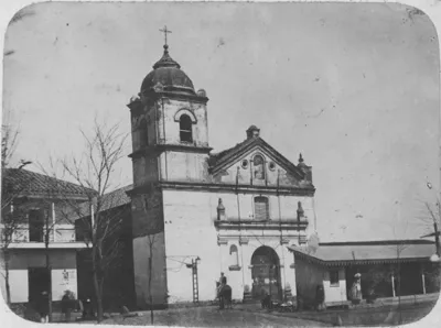 Capilla de San Diego en 1859, junto a la cual se construyo la casa central de la Universidad de Chile. — aprox. 1859 | Chile de Ayer